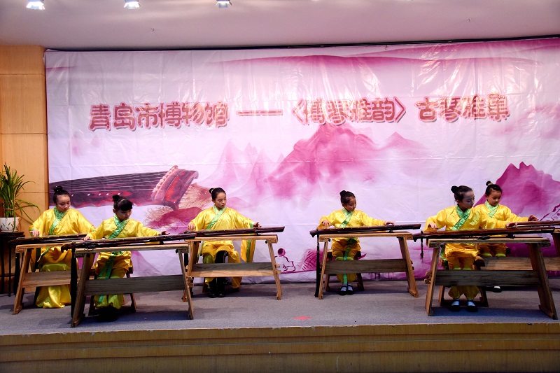 1544078963784428.jpg 百姓秀青少年抚奏古琴.JPG