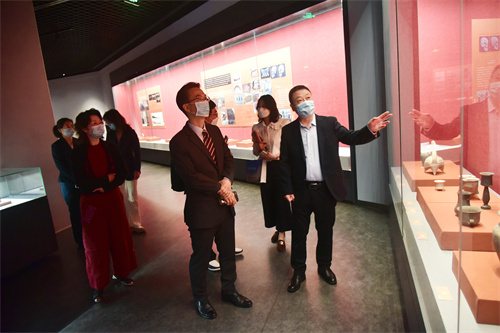 1653043776650470.jpg 韩国驻青总领馆副总领事参观博物馆.jpg
