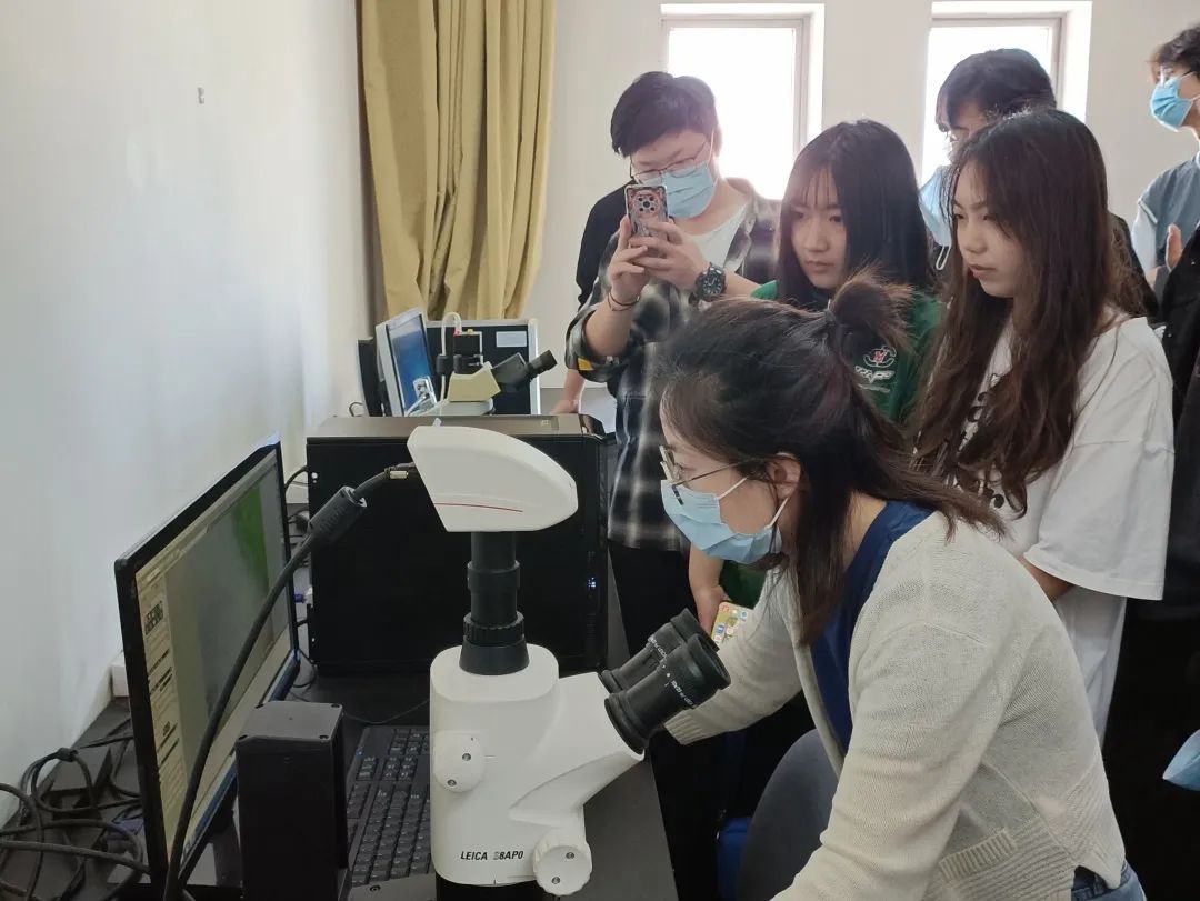 青岛电影学院学生参观青博实验室.jpg