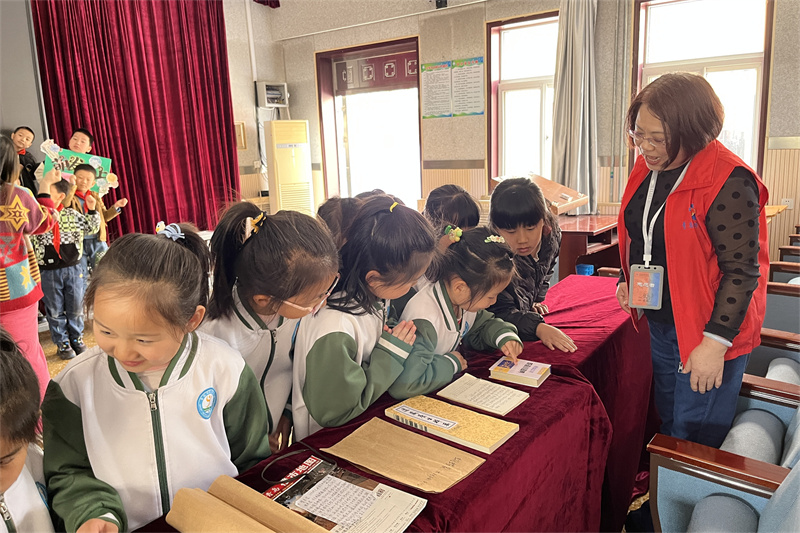 1713230499526842.jpg 学生参观实物教具1.jpg