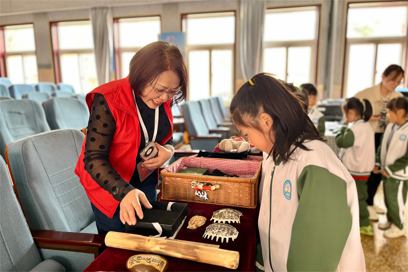 1713230502326274.jpg 学生参观实物教具2.jpg