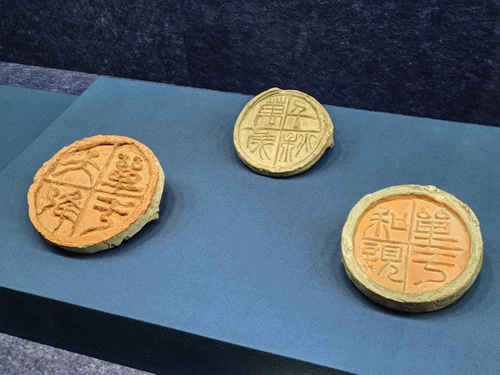 1723106668122172.jpg “千秋万岁”铭瓦当 汉代.jpg